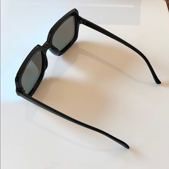 Black frame blue mirrored lens sunglasses - Picture 6 of 8